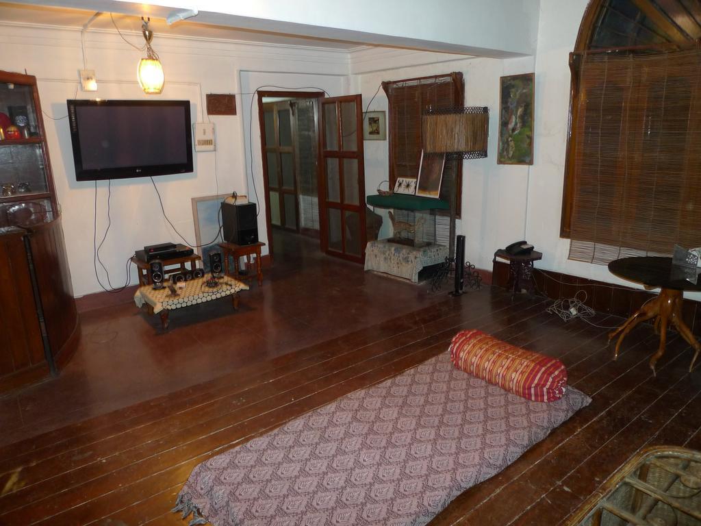 Hilltop Lodge Guwahati Room photo
